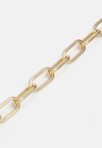 Catena d'oro composta da anelli rettangolari, ognuno con una superficie liscia e una finitura lucida, che mette in evidenza una consistenza brillante e omogenea.