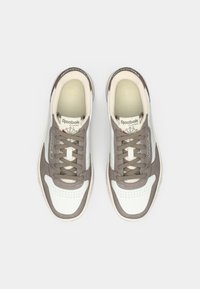 Adidași Reebok gri și albaștri, din piele și plasă, cu vârf rotund, sistem de șireturi și logo pe limbă, având accente perforate.