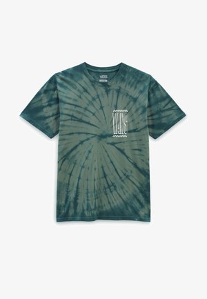 Korte mouw groene tie-dye Vans T-shirt met rechtopstaand logo en dambordpatroon op de linker borst.