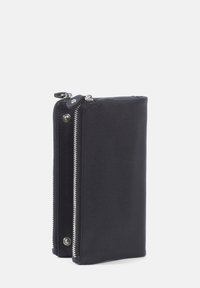 Svart läderplånbok med en strukturerad yta, med silverfärgade dragkedjor på två sidor, i en kompakt rektangulär form med rundade kanter.
