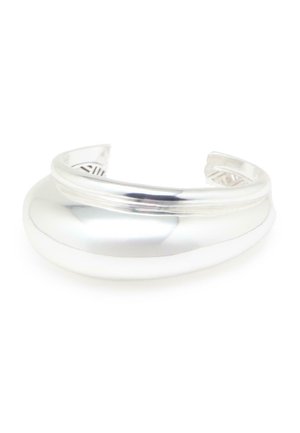 Bracelet manchette en argent poli avec un design double couche lisse et arrondi et un dos ouvert réglable.