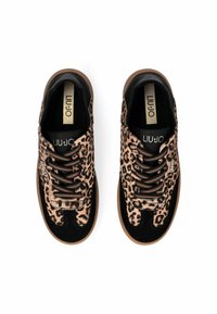 Baskets à imprimé léopard avec accents en suède noir, lacets, et semelle en caoutchouc. Présentent un logo doré sur la languette et le côté.
