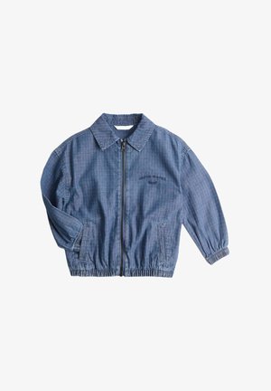 Blauwe jas met ritssluiting, klein geruit patroon, elastische boorden en zoom, kraag en voorzakken, geborduurde tekst op de linkerborst.