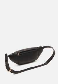 Zwarte lederen heuptas met een gladde textuur, een ritscompartiment en een verstelbare strap. Bevat afgeronde hoeken en gouden hardwareaccenten.