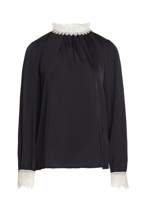 Sort bluse med lange ærmer med hvid flæset høj krave og hvide blonder manchetter, løs pasform og samlet stof ved hals og skuldre.