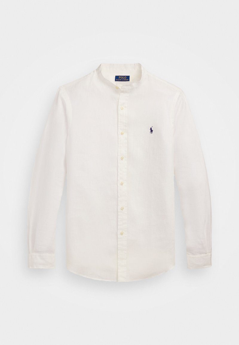 Cămașă albă din blană cu mâneci lungi, guler în bandă și nasturi galbeni. Prezintă un mic logo bleumarin pe pieptul stâng.