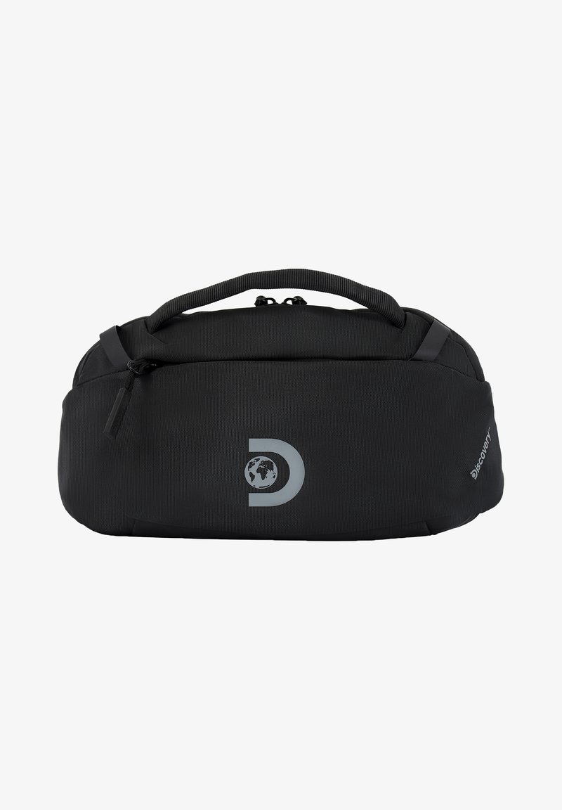 Bolsa de viaje negra con una textura suave, cierre con cremallera, asa superior y un logo gris prominente que presenta la tierra y una "D" estilizada.