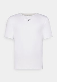 T-shirt blanc à manches courtes avec un tissu texturé, arborant un logo "HYROX" noir et un emblème PUMA sur la poitrine. Encolure ronde, coupe standard.