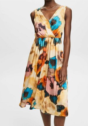 Vestido midi sin mangas con escote en V, cintura fruncida y estampado floral abstracto en azul, naranja, rosa y marrón sobre un fondo beige.