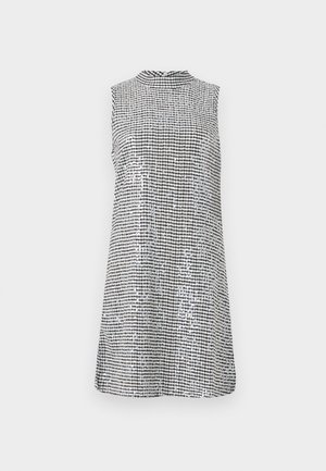 Robe sans manches en motif vichy noir et blanc, avec un col haut et une texture lisse, tombant juste au-dessus du genou.