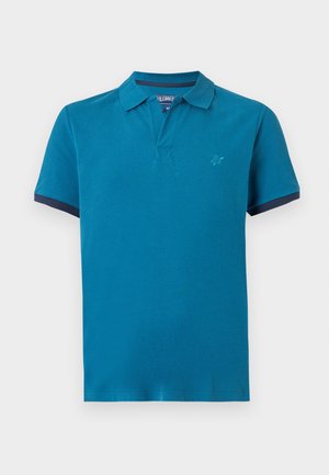 Lyhythihainen petroolinvärinen poolopaita, jossa on kaulus, tummansininen reunus hihojen reunoissa ja pieni kirjailtu logo vasemmassa rinnassa.