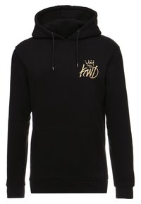 Svart huvtröja med frontficka och guldbroderad "kwD"-logotyp prydd med en krona på vänster bröst.