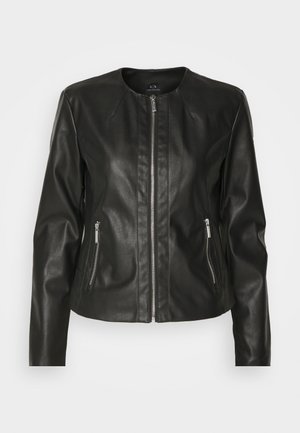 Veste noire en similicuir à manches longues avec fermeture éclair frontale et deux poches latérales zippées, design sans col et silhouette cintrée.