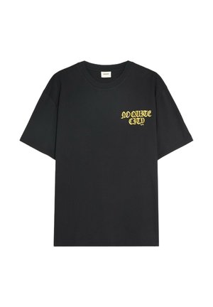 Maglietta nera a maniche corte con scollo tondo e testo gotico giallo "NO QUITE CITY" sul petto sinistro.