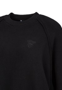 Schwarzer Sweatshirt aus Baumwollmischung mit Rundhalsausschnitt, Raglanärmeln und geprägtem Logo-Detail auf der Brust. Glatte Textur.