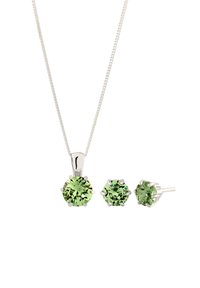 Sølvhalskæde med vedhæng af rund grøn ædelsten og matchende ørestikker, der har seks kloindfatninger og polerede overflader.