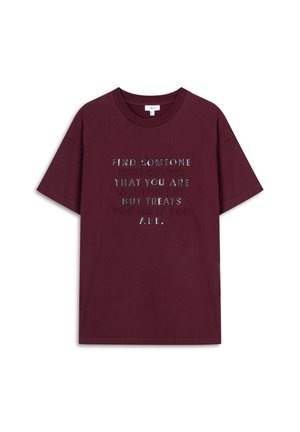 T-shirt en coton bourgogne à manches courtes, avec du texte en relief argenté : "TROUVEZ QUELQU'UN QUI SAIT QUE VOUS N'ÊTES PAS PARFAIT..."