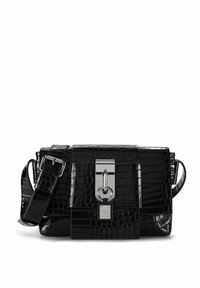 Borsa a spalla in pelle nera con stampa coccodrillo, dotata di una tracolla ampia e chiusura anteriore in metallo argentato.