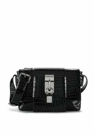 Schwarze Tasche aus Krokoleder mit breitem Tragegurt und silberfarbigem Metallverschluss in der Mitte der Vorderseite.