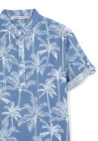 Camicia blu chiaro con motivo di palme bianche. Caratterizzata da un colletto alla cinese e maniche corte con un dettaglio a bottone. Realizzata in tessuto testurizzato.