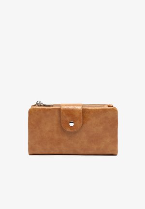 Portefeuille en faux cuir brun avec une texture lisse, de forme rectangulaire, fermeture éclair argentée et un rabat à bouton avec un motif circulaire.