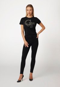 Guess STUDDED - T-shirt con stampa - jet black a