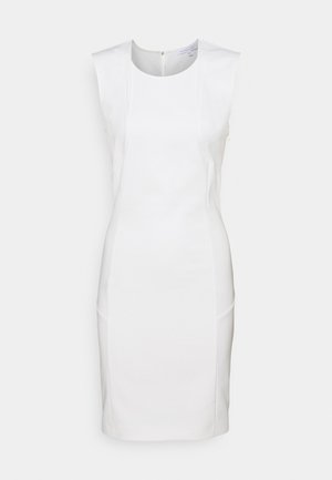 Robe blanche sans manches avec un col rond, une silhouette ajustée, des coutures discrètes et une fermeture éclair au dos. Tissu lisse avec une légère brillance.