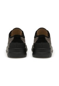 Sneaker neri e grigi con tomaia testurizzata, dettagli in suede, collo imbottito e suola nera flessibile. La vista posteriore mostra una finitura liscia e materiali a contrasto.