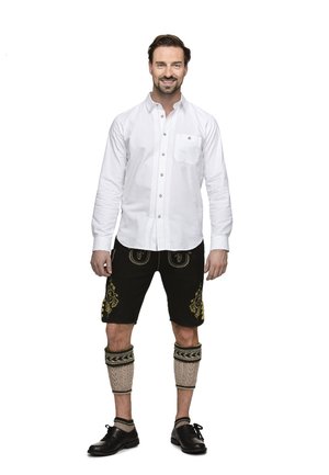 Weißes Hemd mit Knopfleiste, schwarze Shorts mit goldener Stickerei, gestrickte Beinstulpen und schwarze Schuhe. Schlanker Schnitt mit klassischem Design.