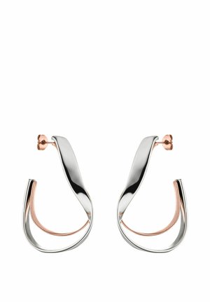 Boucles d'oreilles en argent et en or rose avec un design courbé, présentant une finition polie et un système de fixation à tige sécurisé. Zone texturée à l'intérieur de la courbe.