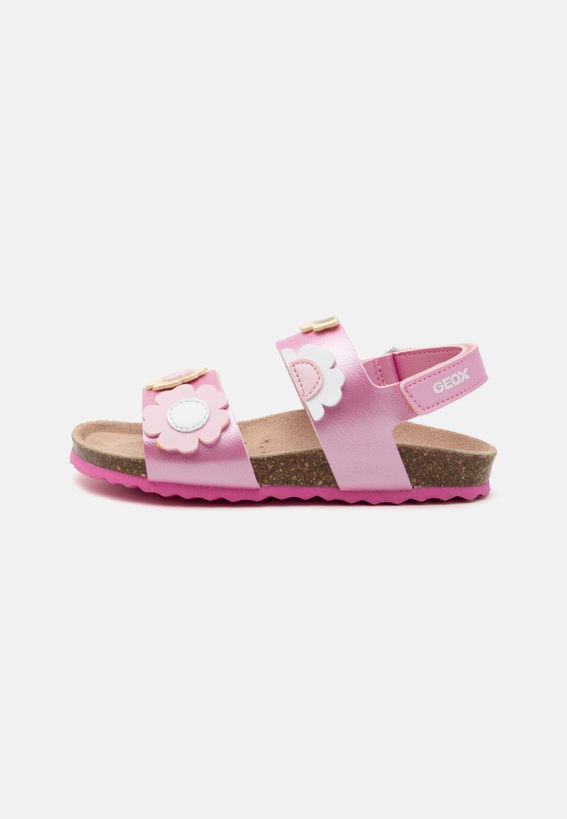 Rosa sandaler med blomstermotiv, laget av syntetisk materiale, med korkfotbed, justerbare stropper og teksturert såle. Geox-merket synlig.