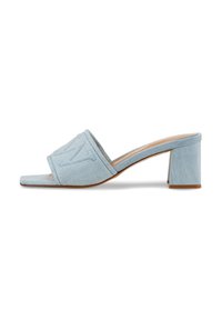 Lichtblauwe denim heeled mules met vierkante neus, brede band met reliëfontwerp en een stevige blokhak. Glad oppervlak overal.