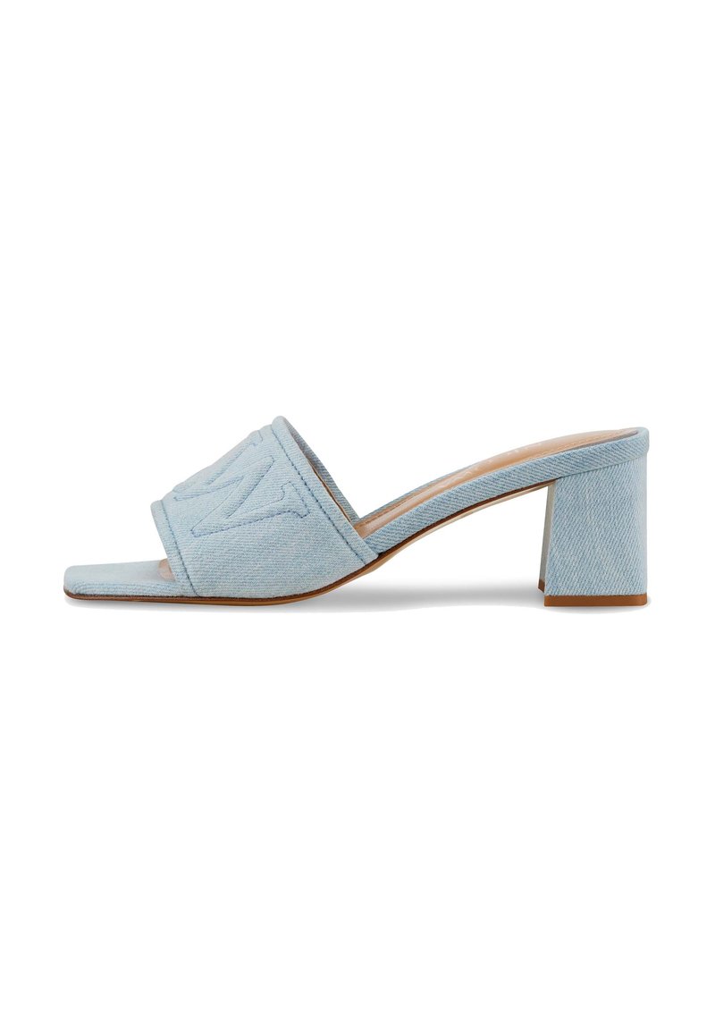 Lichtblauwe denim heeled mules met vierkante neus, brede band met reliëfontwerp en een stevige blokhak. Glad oppervlak overal.
