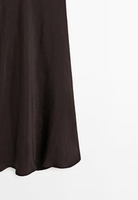 Czarna midi sukienka o strukturalnym wykończeniu, płynący fason w kształcie litery A i zaokrąglony dół. Wykonana z lekkiego, miękkiego materiału.