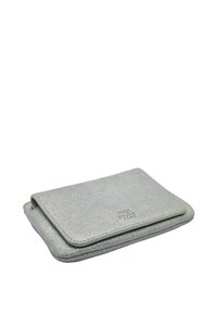 Portefeuille en simili cuir argenté avec une texture lisse, des bords arrondis, une fermeture magnétique et un logo gaufré à l'avant. Design compact et slim.