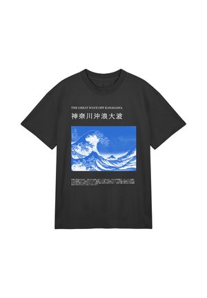 Sort T-shirt med blå og hvidt print af Den Store Bølge ved Kanagawa, japansk tekst over og under bølgeillustrationen.