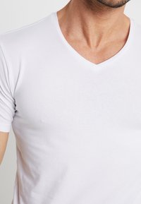 Carlo Colucci V-NECK 2 PACK - Jednoduché tričko - white