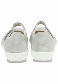 Zapatos de ante gris con un tacón bajo, parte trasera abierta y suela de goma blanca. Presentan detalles de costura y un acabado de tela texturizada.