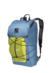 Blaues Stoff-Rucksack mit einer auffälligen gelben Fronttasche, elastischem Bungee-Kordel, atmungsaktiven Schulterriemen und logo auf der Vorderseite.