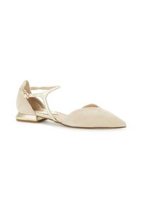 Beige Wildleder-Flachschuhe mit spitzem Zehenbereich, ausgeschnittenen Seiten und einem metallisch goldenen Knöchelriemen. Verfügt über einen kleinen goldfarbigen Blockabsatz.