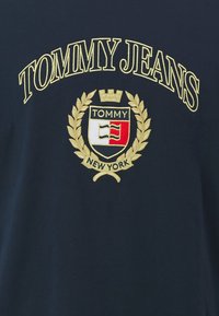 Tommy Jeans GOLD CREST TEE - Camiseta estampada - dark night navy
