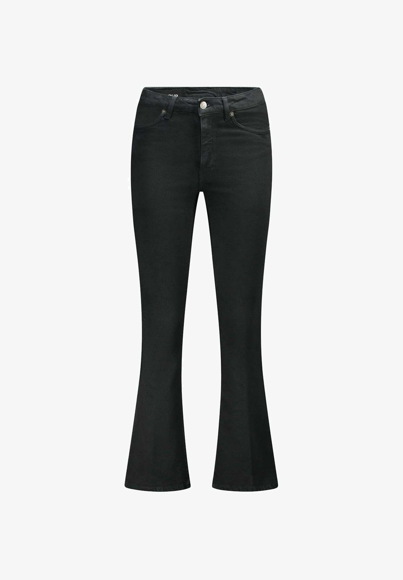 Zwarte uitlopende spijkerbroek van denim stof, met een ritssluiting, twee voorkanten zakken en twee achterzakken. Soepele textuur met een aansluitende taille.