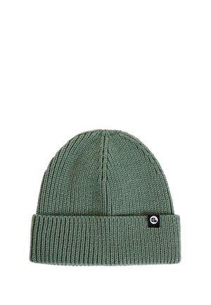 Groen gebreide geribbelde muts met opgevouwen boord en klein zwart label met een wit rond logo op de boord.
