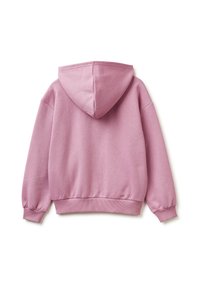 Sudadera rosa con una textura suave, que cuenta con un bolsillo tipo canguro y puños acanalados. La parte de atrás muestra una gran capucha puntiaguda y un corte holgado.
