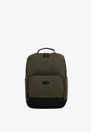 Zaino verde oliva e nero con tasca frontale con cerniera, tasche laterali, manico superiore e chiusura principale con doppia cerniera.