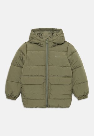 Olivno zelena napihnjenka s kapuco, dvema sprednjima žepoma in elastičnimi manšetami. Ima sprednji zadrgo in diskreten logotip na prsih.