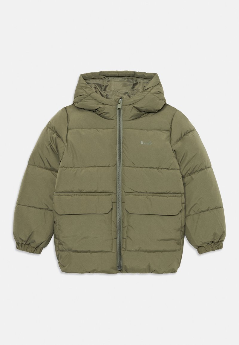 Aliejinės žalios spalvos pūkinė striukė su kapišonu, dviem priekinių kišenėmis ir elastiniais rankogaliais. Yra priekinis užtrauktukas ir subtilus logotipas ant krūtinės.