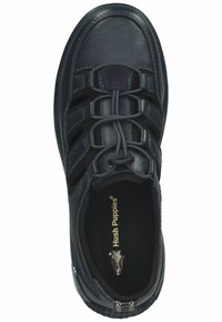 Tmavě modrá kožená bota s kulatou špičkou, elastickým šněrováním a síťovinovými akcenty; má polstrovaný límec a texturovanou podrážku.