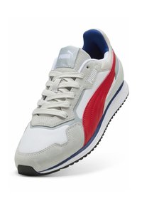 Puma sneakers med en øvre del af gråt suede og hvid mesh, rød accentstribe, blå krave og hvid sål med et struktureret sort mønster.