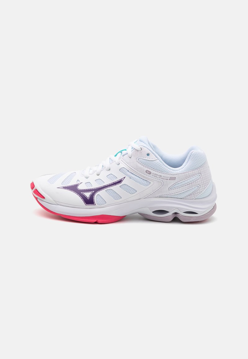 Weiße Sportschuhe mit lila und pinken Akzenten, Membranoberteil, gepolsterter Sohle und sichtbaren Wellen-Designelementen. Atmungsaktiv und leicht.